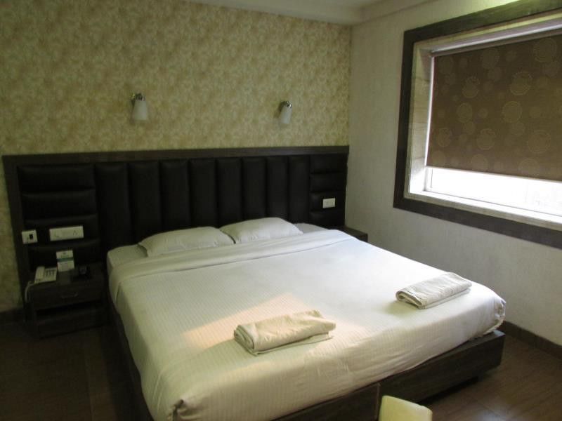 כלכותה Hotel Emerald מראה חיצוני תמונה