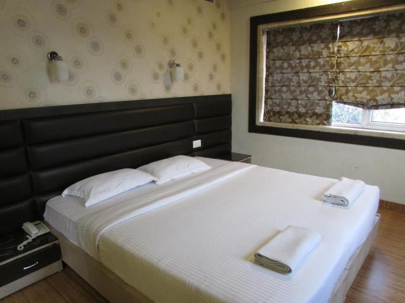 כלכותה Hotel Emerald מראה חיצוני תמונה