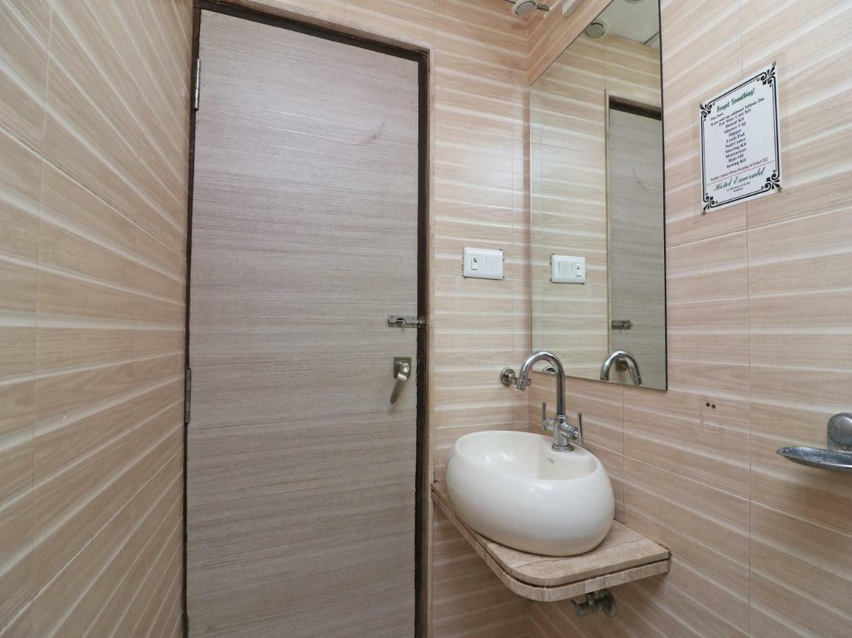 כלכותה Hotel Emerald מראה חיצוני תמונה
