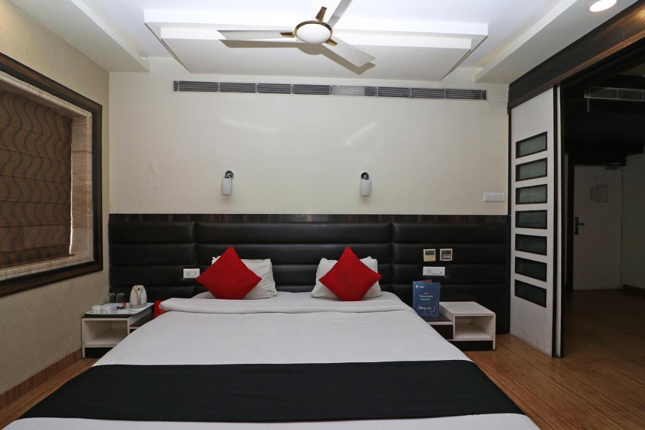 כלכותה Hotel Emerald מראה חיצוני תמונה